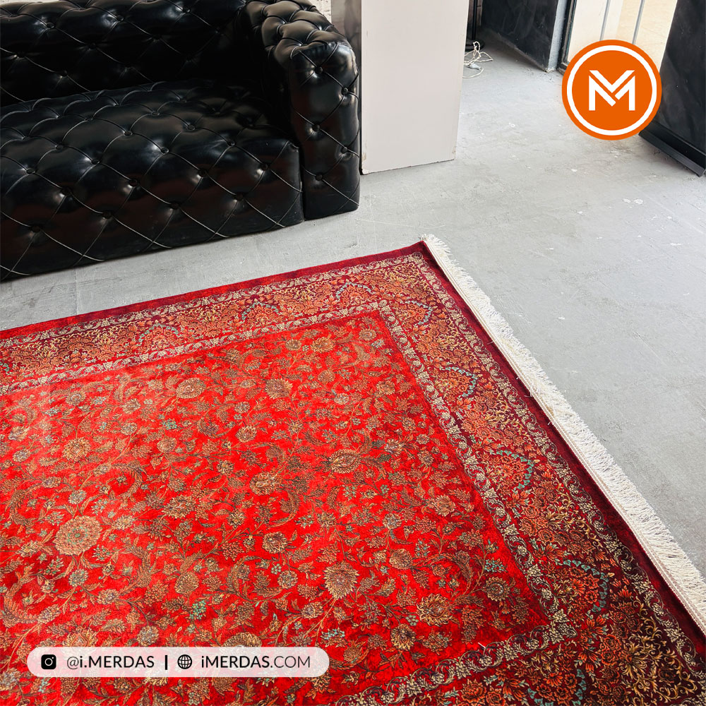 فرش کهنه نما کد 25CN0110 زمینه لاکی